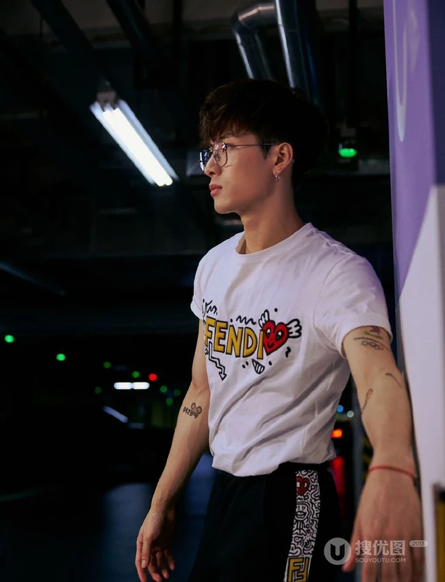 香港帅哥王嘉尔休闲白T黑裤地下停车场写真图片