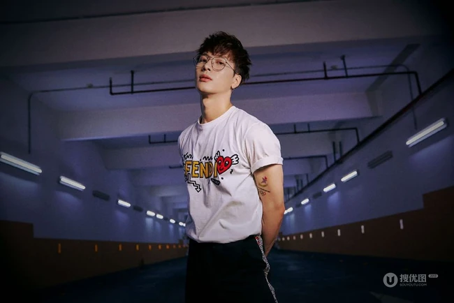 香港帅哥王嘉尔休闲白T黑裤地下停车场写真图片