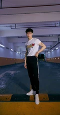 香港帅哥王嘉尔休闲白T黑裤地下停车场写真图片