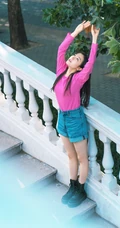 李兰迪可爱俏皮粉衣牛仔裤装扮户外写真图片
