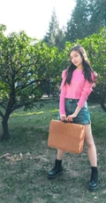 李兰迪可爱俏皮粉衣牛仔裤装扮户外写真图片