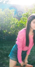 李兰迪可爱俏皮粉衣牛仔裤装扮户外写真图片