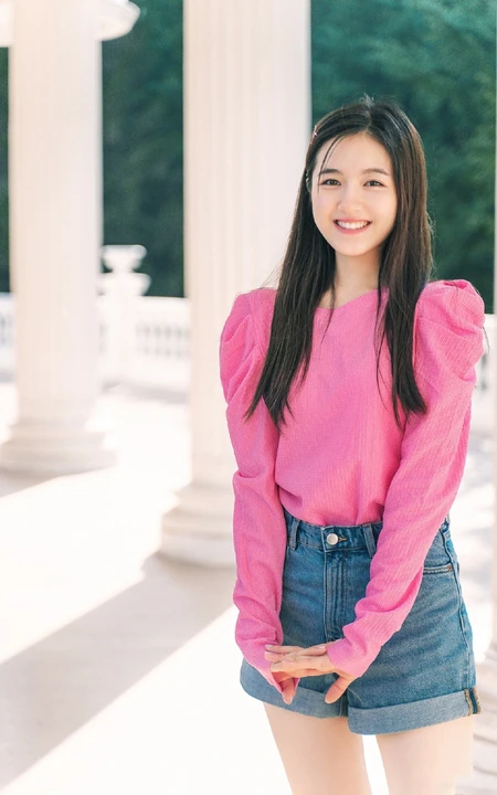 李兰迪可爱俏皮粉衣牛仔裤装扮户外写真图片