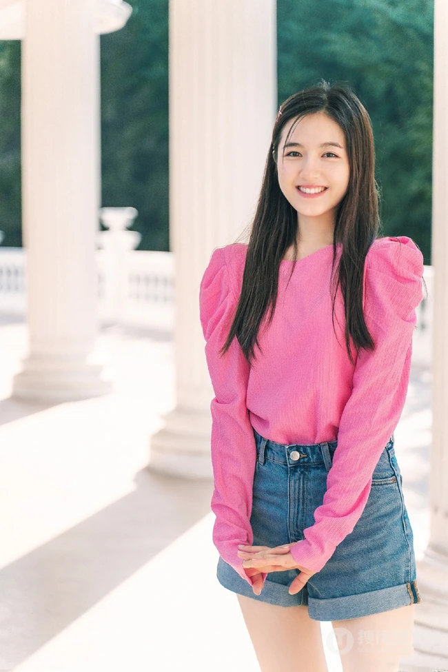 李兰迪可爱俏皮粉衣牛仔裤装扮户外写真图片