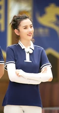 宋祖儿骑马照片，《奔跑吧2020》宋祖儿一身骑马装扮骑马剧照