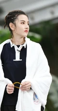 宋祖儿骑马照片，《奔跑吧2020》宋祖儿一身骑马装扮骑马剧照