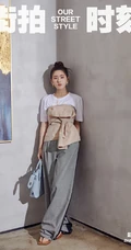 赵露思清爽丸子头造型，搭配白T休闲裤坐在台阶上靓丽写真图片