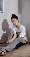 赵露思清爽丸子头造型，搭配白T休闲裤坐在台阶上靓丽写真图片