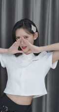 张予曦可爱捧脸自拍美照，白色短款装上衣，显完美腰身曲线