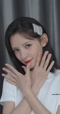 张予曦可爱捧脸自拍美照，白色短款装上衣，显完美腰身曲线