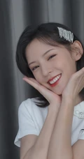 张予曦可爱捧脸自拍美照，白色短款装上衣，显完美腰身曲线