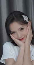 张予曦可爱捧脸自拍美照，白色短款装上衣，显完美腰身曲线