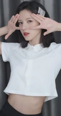 张予曦可爱捧脸自拍美照，白色短款装上衣，显完美腰身曲线