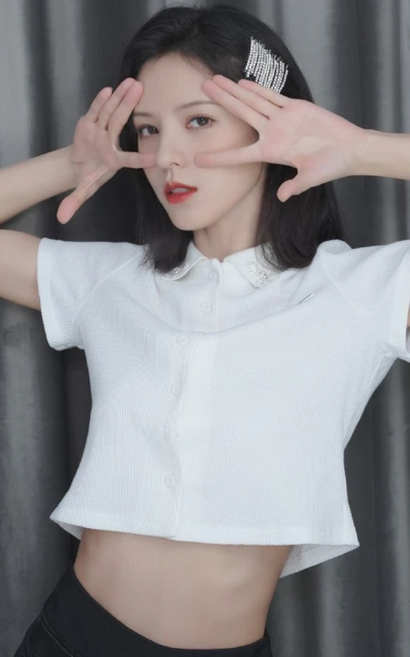 张予曦可爱捧脸自拍美照，白色短款装上衣，显完美腰身曲线