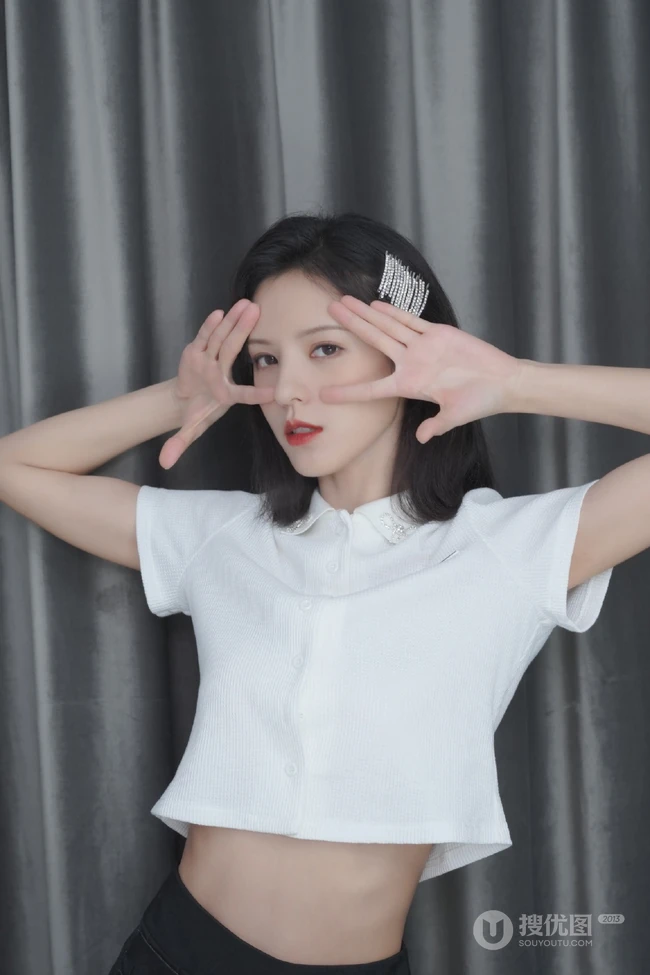 张予曦可爱捧脸自拍美照，白色短款装上衣，显完美腰身曲线