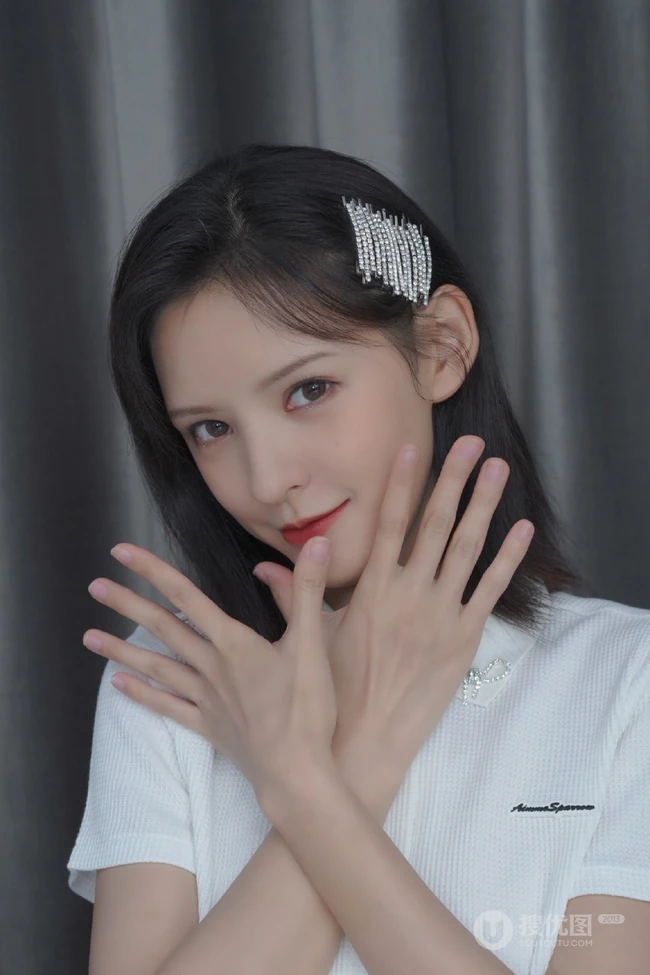 张予曦可爱捧脸自拍美照，白色短款装上衣，显完美腰身曲线