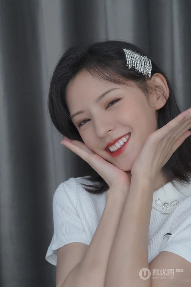 张予曦可爱捧脸自拍美照，白色短款装上衣，显完美腰身曲线