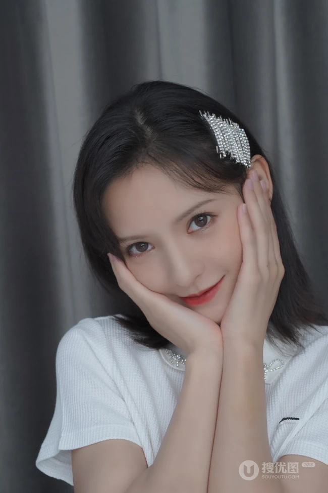 张予曦可爱捧脸自拍美照，白色短款装上衣，显完美腰身曲线