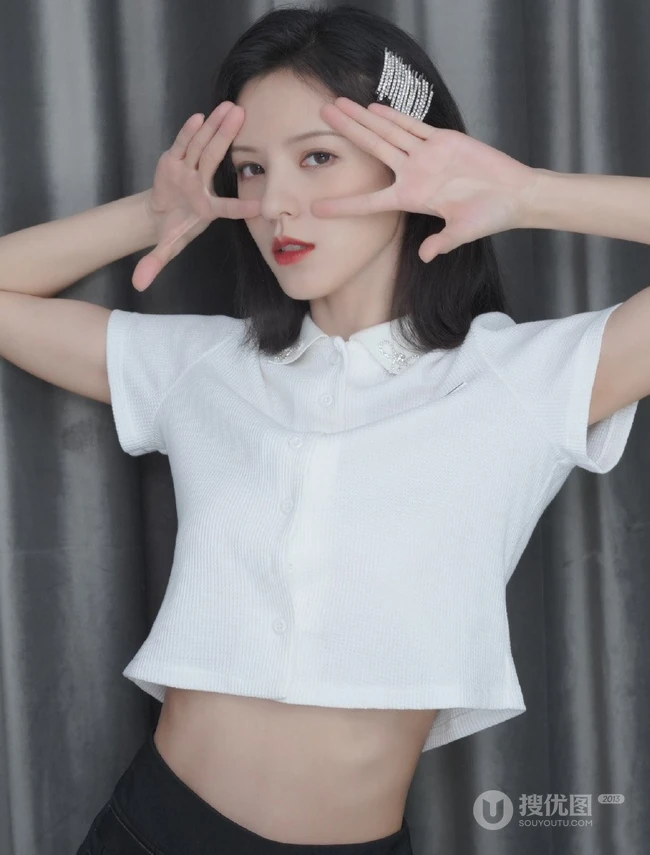 张予曦可爱捧脸自拍美照，白色短款装上衣，显完美腰身曲线