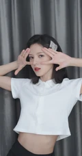 张予曦可爱捧脸自拍美照，白色短款装上衣，显完美腰身曲线