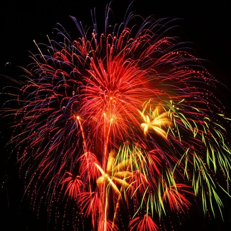 好看的节日烟花，夜空中绽放的绚丽多彩烟花唯美背景图片