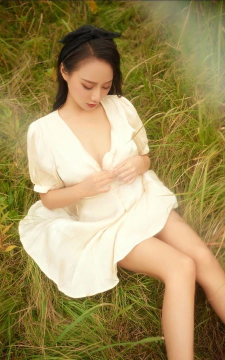 荒野草地，香氛气质女生，气质女生何嘉颖简约白裙户外唯美吸睛写真美图