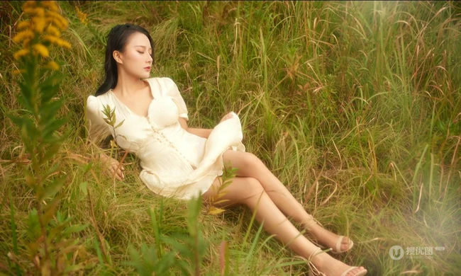 荒野草地，香氛气质女生，气质女生何嘉颖简约白裙户外唯美吸睛写真美图