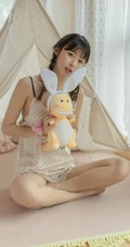 双马尾辫长发及腰美丽可爱少女肩带波点睡衣短裤室内写真图集