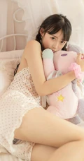 双马尾辫长发及腰美丽可爱少女肩带波点睡衣短裤室内写真图集