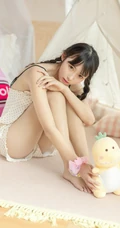 双马尾辫长发及腰美丽可爱少女肩带波点睡衣短裤室内写真图集