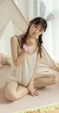 双马尾辫长发及腰美丽可爱少女肩带波点睡衣短裤室内写真图集