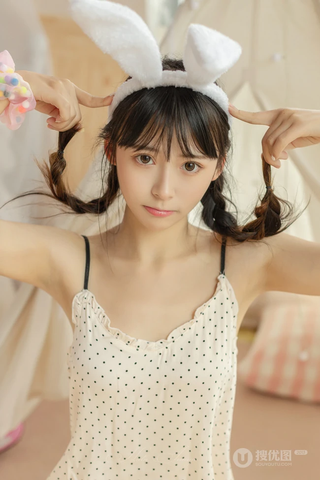 双马尾辫长发及腰美丽可爱少女肩带波点睡衣短裤室内写真图集