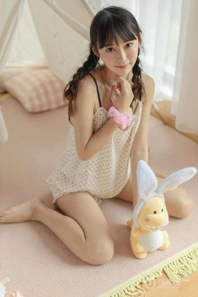 双马尾辫长发及腰美丽可爱少女肩带波点睡衣短裤室内写真图集