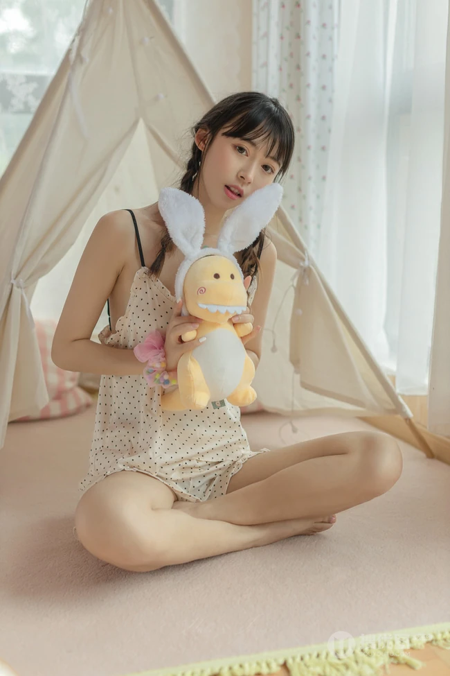 双马尾辫长发及腰美丽可爱少女肩带波点睡衣短裤室内写真图集
