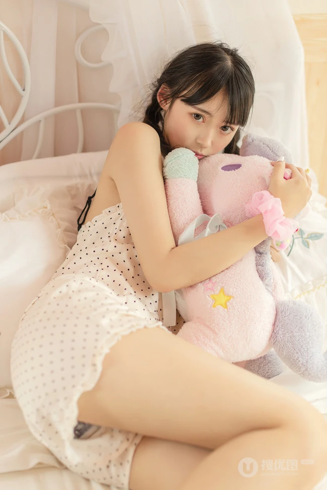 双马尾辫长发及腰美丽可爱少女肩带波点睡衣短裤室内写真图集