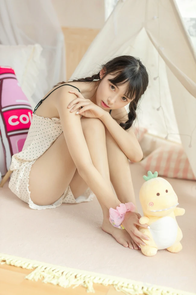 双马尾辫长发及腰美丽可爱少女肩带波点睡衣短裤室内写真图集