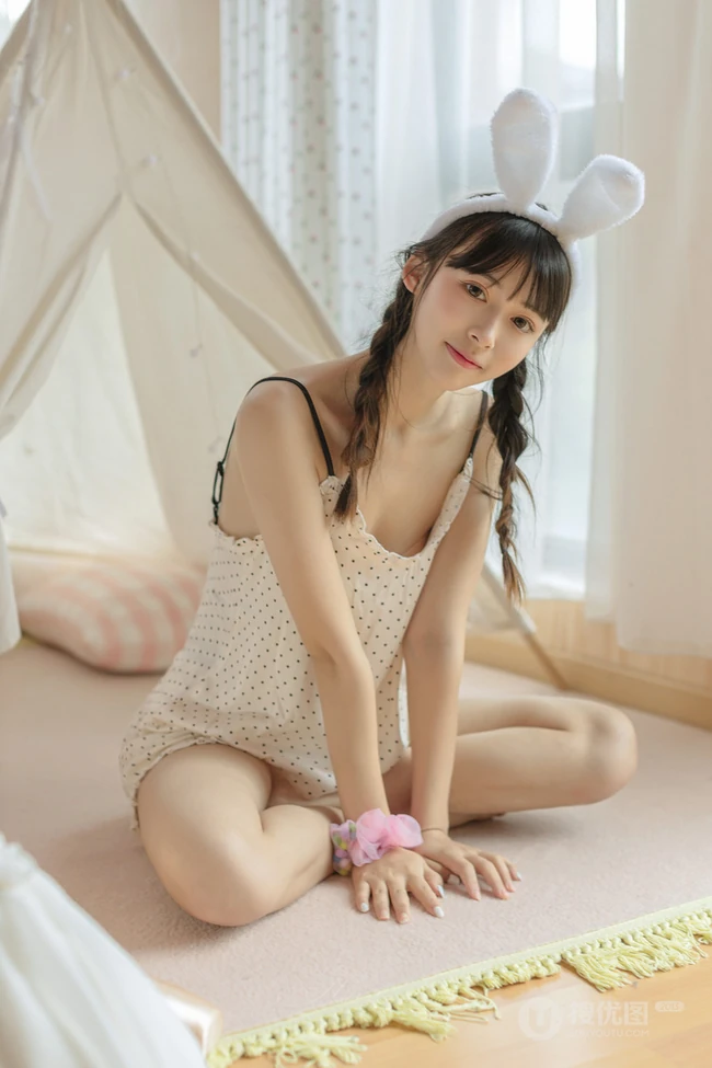 双马尾辫长发及腰美丽可爱少女肩带波点睡衣短裤室内写真图集