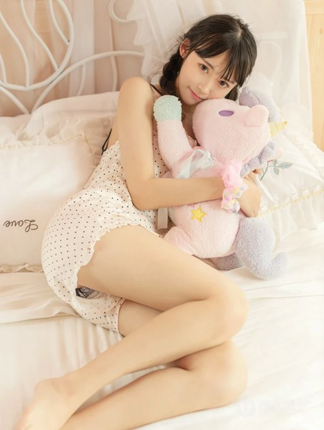 双马尾辫长发及腰美丽可爱少女肩带波点睡衣短裤室内写真图集