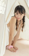 双马尾辫长发及腰美丽可爱少女肩带波点睡衣短裤室内写真图集