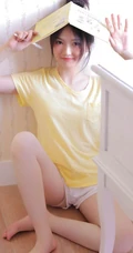 皮肤太好了吧！可爱丸子头白皙少女休闲T恤短裤居家写真图片