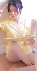 皮肤太好了吧！可爱丸子头白皙少女休闲T恤短裤居家写真图片
