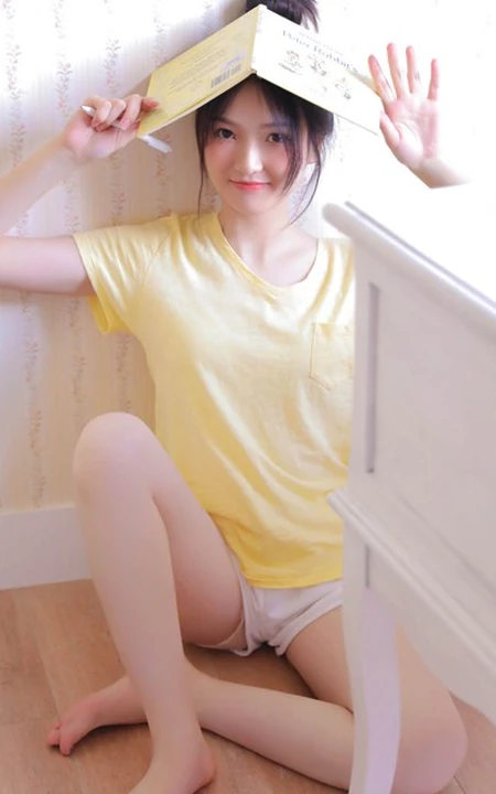 皮肤太好了吧！可爱丸子头白皙少女休闲T恤短裤居家写真图片