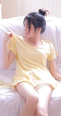 皮肤太好了吧！可爱丸子头白皙少女休闲T恤短裤居家写真图片
