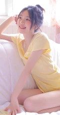 皮肤太好了吧！可爱丸子头白皙少女休闲T恤短裤居家写真图片