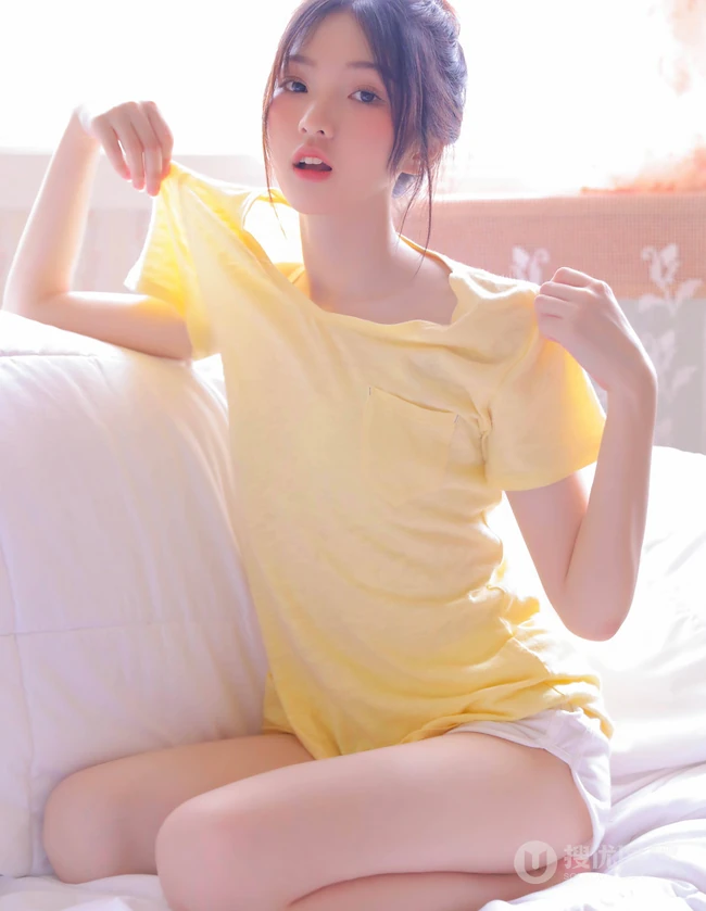 皮肤太好了吧！可爱丸子头白皙少女休闲T恤短裤居家写真图片