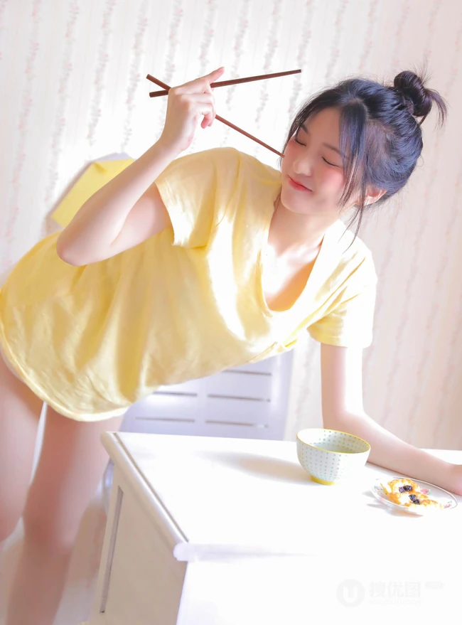皮肤太好了吧！可爱丸子头白皙少女休闲T恤短裤居家写真图片
