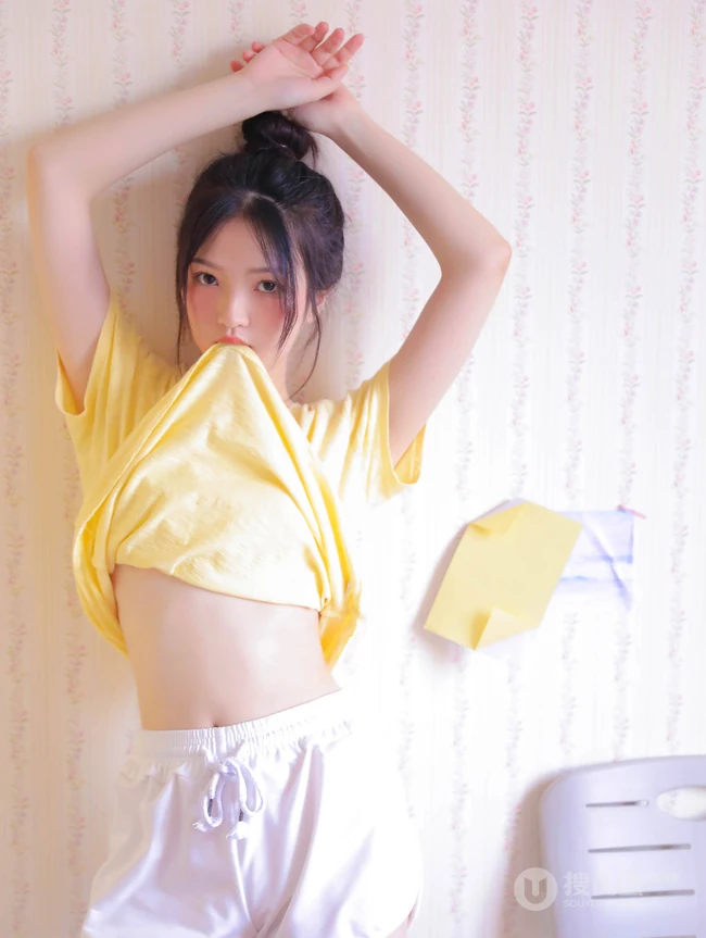 皮肤太好了吧！可爱丸子头白皙少女休闲T恤短裤居家写真图片