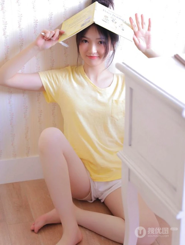 皮肤太好了吧！可爱丸子头白皙少女休闲T恤短裤居家写真图片