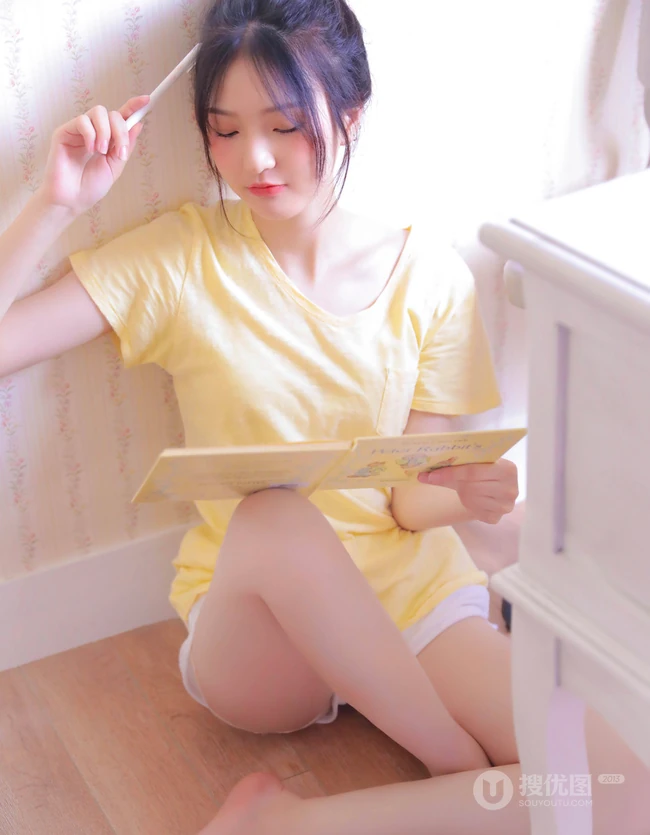 皮肤太好了吧！可爱丸子头白皙少女休闲T恤短裤居家写真图片