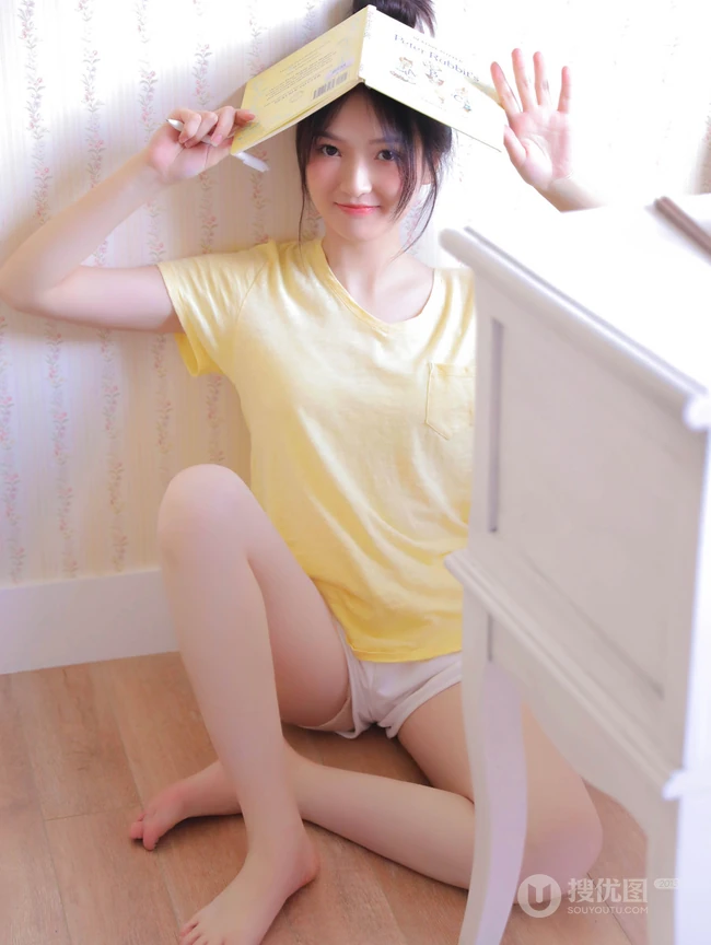 皮肤太好了吧！可爱丸子头白皙少女休闲T恤短裤居家写真图片